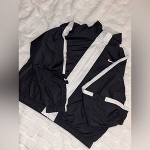 Nike Black and White Windbreaker Woman’s Medium